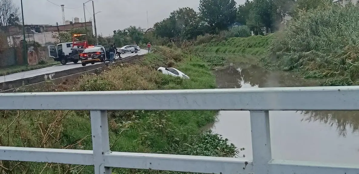 Auto termina en el río grande de Morelia