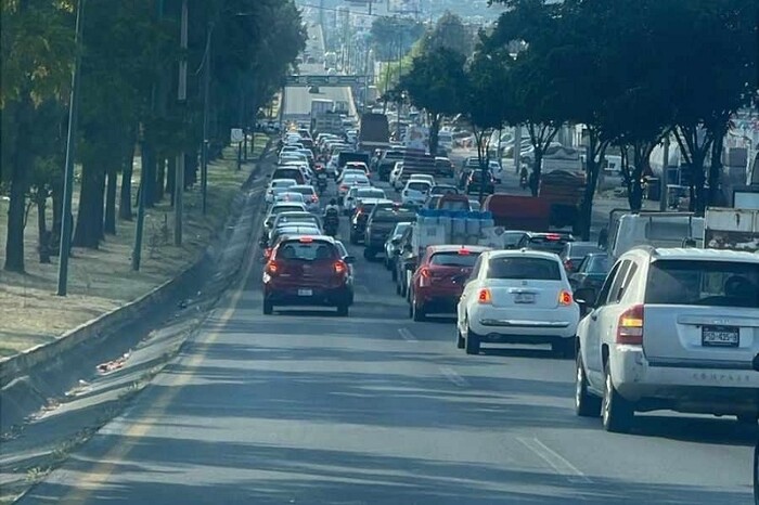 Auto termina sobre camellón en el Periférico de Morelia