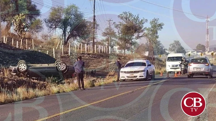 Auto termina volcado en la carretera Morelia-Charo