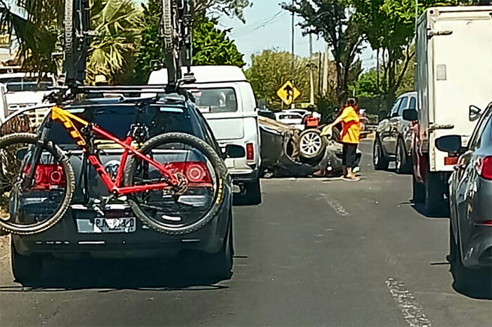 Auto vuelca en la Morelos norte de Morelia; hay una persona lastimada