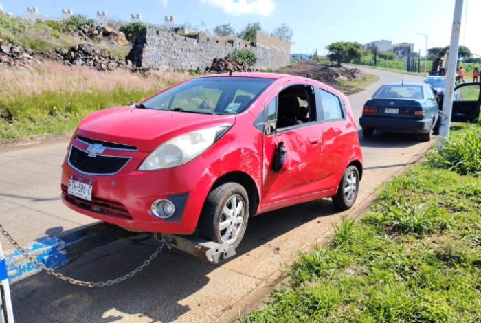 Auto vuelca tras chocar y derribar poste de alumbrado cerca de Villas de la Loma y Campo Nubes, Morelia