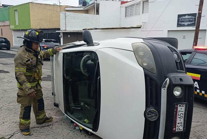 Auto vuelca tras choque contra otra unidad en la colonia Chapultepec Norte de Morelia