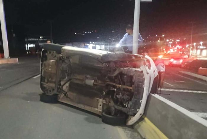 Auto vuelca y choca contra muro de contención en el Libramiento Surponiente de Morelia