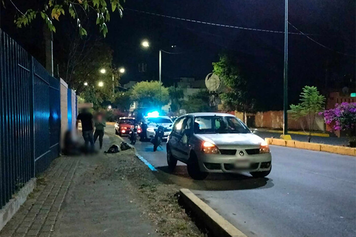 Auto y moto chocan en la avenida Villa Universidad, en Morelia, con saldo de 1 herido