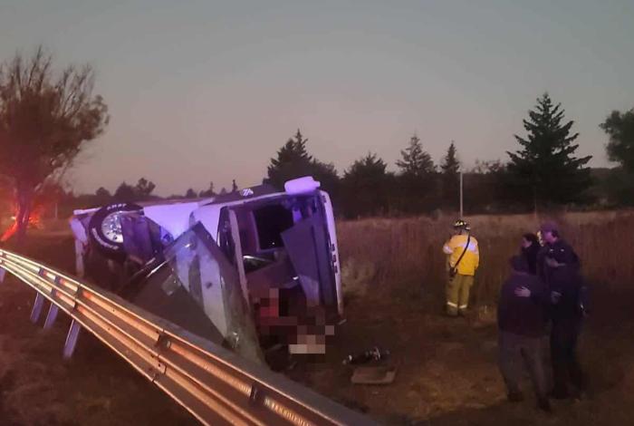 Autobús de DC Tours Uruapan vuelca en la Pátzcuaro-Morelia; mueren 7 pasajeros y hay varios heridos
