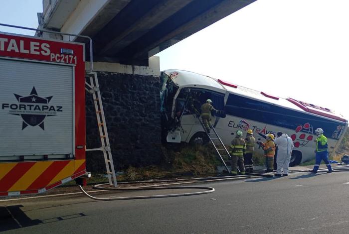 Autobús de la Euro Travel choca contra pipa de gas y luego se estrelló en un puente