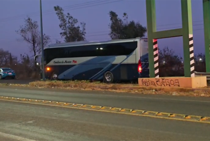 Autobús de pasajeros choca contra un coche en la carretera Morelia-Quiroga, frente a Tacícuaro