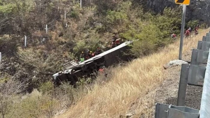 Autobús lleno de morenistas cae por un barranco en Oaxaca: 11 muertos y 30 heridos