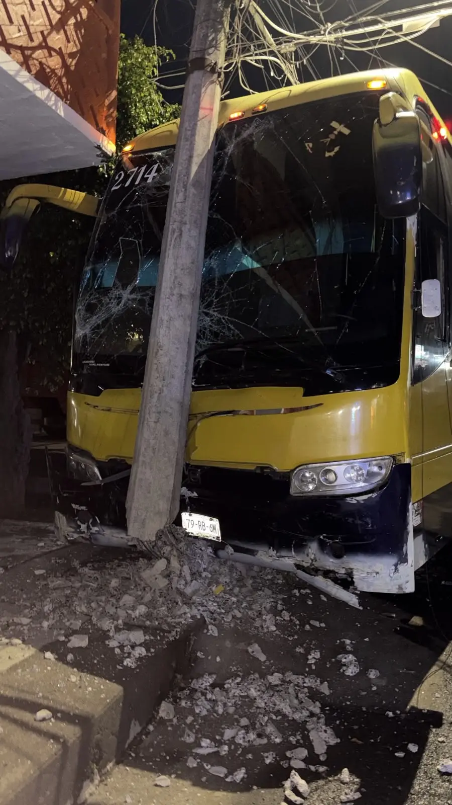 Autobús se lleva varios autos y un poste de CFE en Uruapan