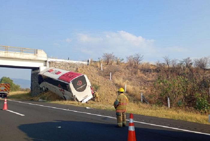 Autobús vuelca y daña camión de gas LP cerca de Copándaro; trabajan para liberar a 2 personas y detectar fuga de gas