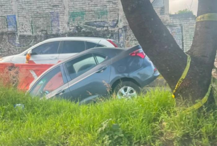 Automóvil cae a excavación de las obras del Morebús en Morelia