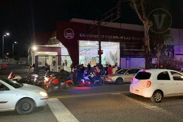 Automóvil impacta a estudiante en paso peatonal frente a la Universidad Vizcaya, en Morelia