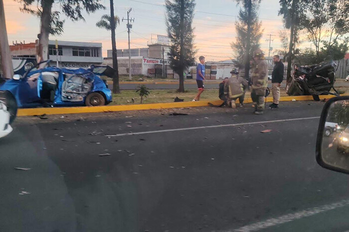 Automóviles protagonizan choque y volcadura en el Periférico de Morelia; hay 4 heridos