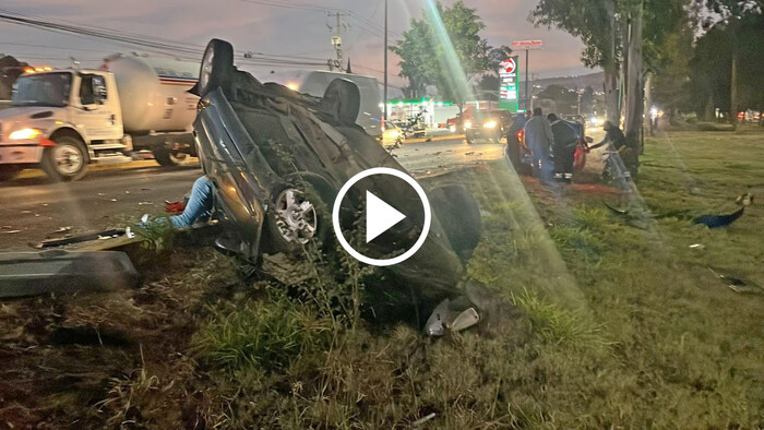 Automóviles sufren fuerte choque en el Periférico de Morelia