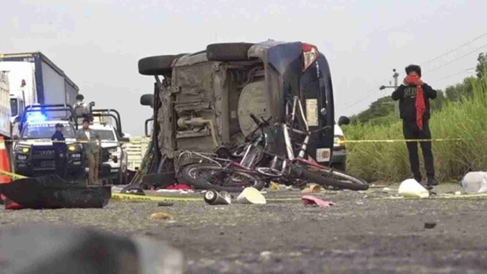 Automovilista arrolla a caravana de migrantes en Oaxaca