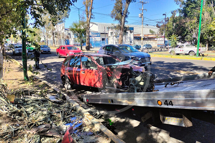 Automovilista choca contra árbol en la avenida Madero poniente de Morelia; hay 1 herido