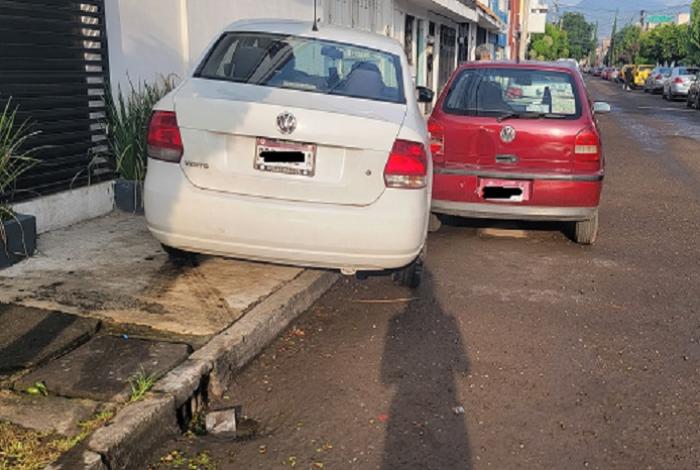 Automovilista choca contra una casa y otro carro en Prados Verdes; se habría quedado dormido