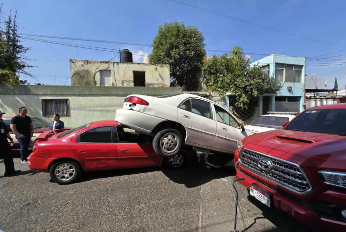 Automovilista en reversa provoca choque múltiple la colonia Tres Puentes de Morelia; hay 2 heridos