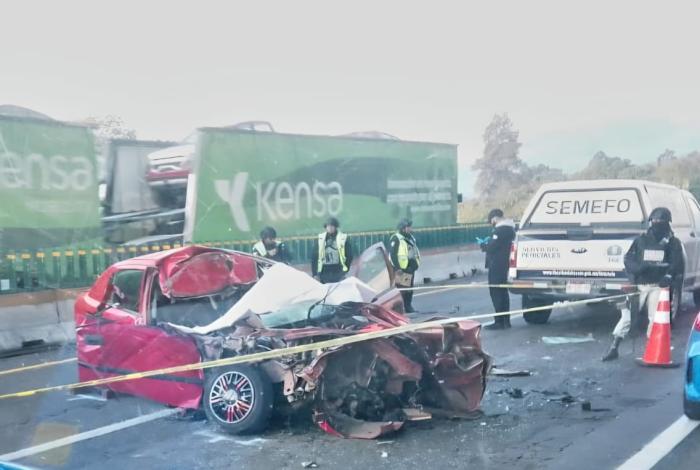 Automovilista muere tras fuerte choque por alcance en la autopista Siglo XXI