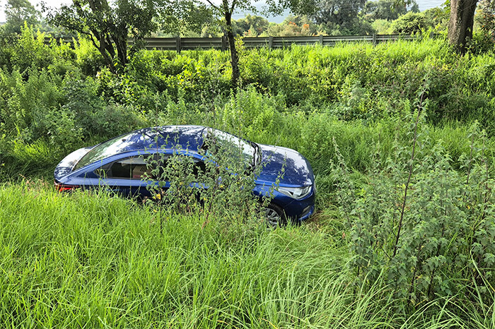 Automovilista se accidenta en la carretera Morelia-Pátzcuaro; por fortuna sale ileso