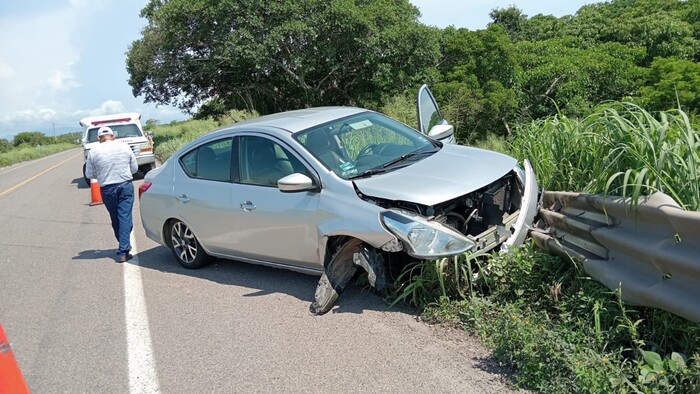 Automovilista se va contra línea de contención en la Siglo XXI