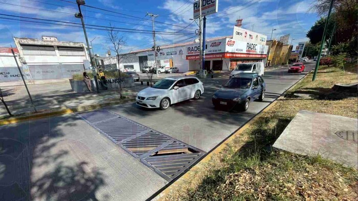 Automovilistas se quejan por el mal estado de las alcantarillas en la calle Puente de Alvarado