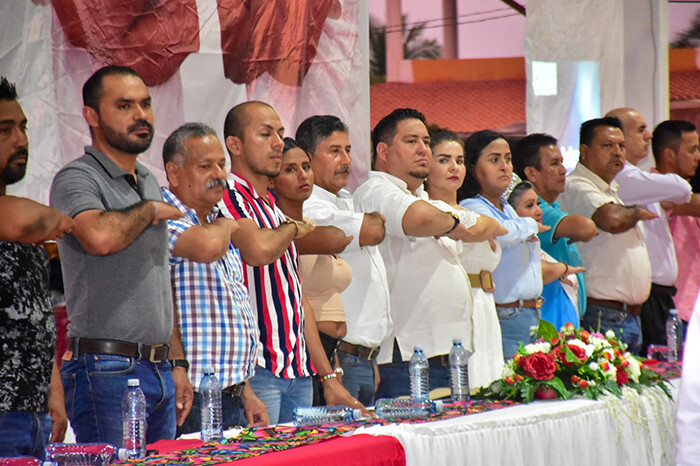 Autoridades acompañan a jefe de Tenencia de Caleta de Campos en el Tercer Informe de Trabajo