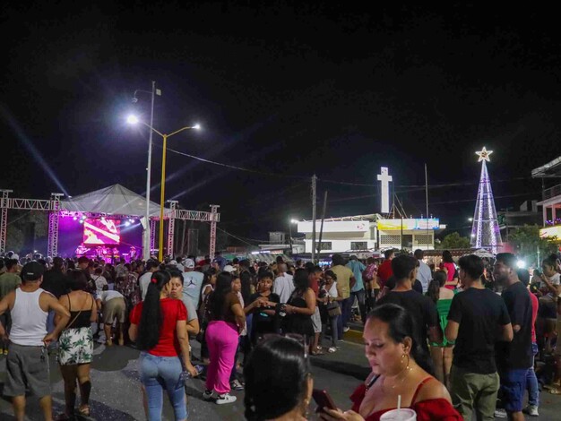 Autoridades Encienden Árbol Navideño en Las Guacamayas