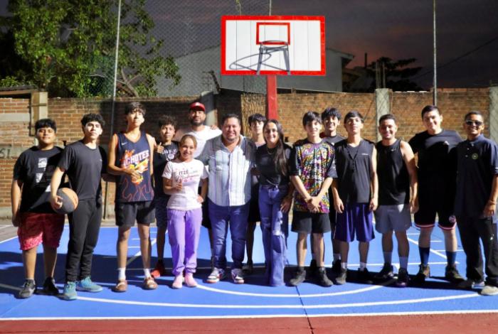 Autoridades Entregan Rehabilitación de Cancha en Colonia La Paz