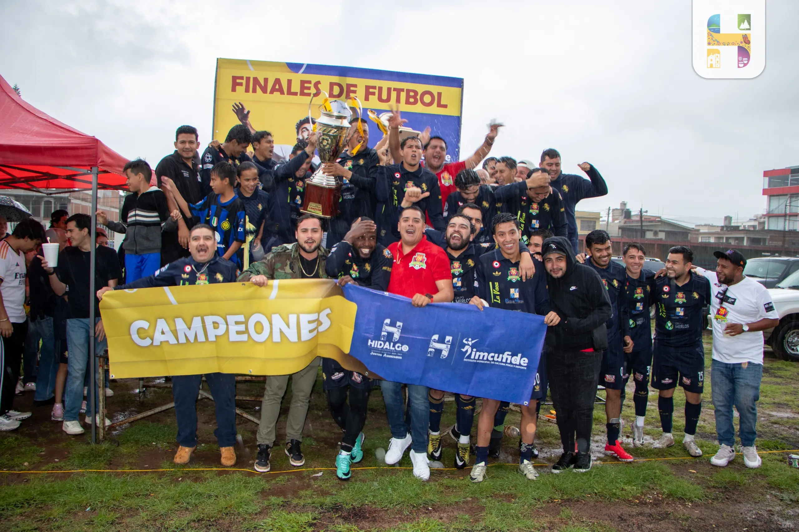 Autoridades Municipales y deportivas, realizaron la premiación correspondiente en el campeonato Municipal de Fútbol.