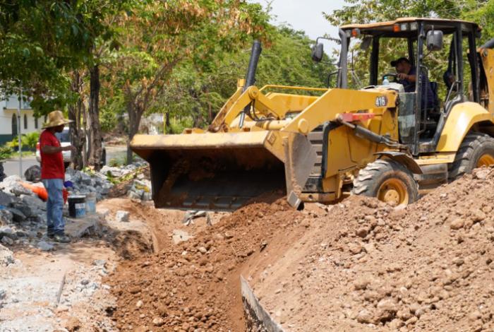 Avanzan trabajos de rehabilitación del colector en avenida Narciso Bassols, Lázaro Cárdenas