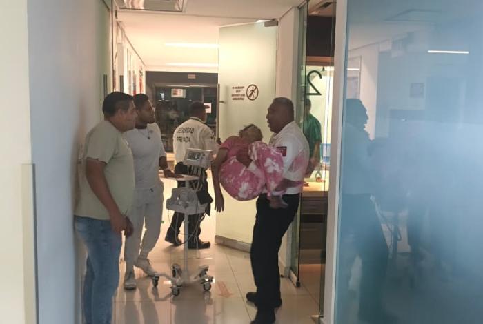 Ayudan a adulta mayor en estado crítico a recibir atención médica