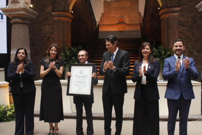 Ayuntamiento de Morelia entrega la presea Generalísimo Morelos a Enrique Ramírez