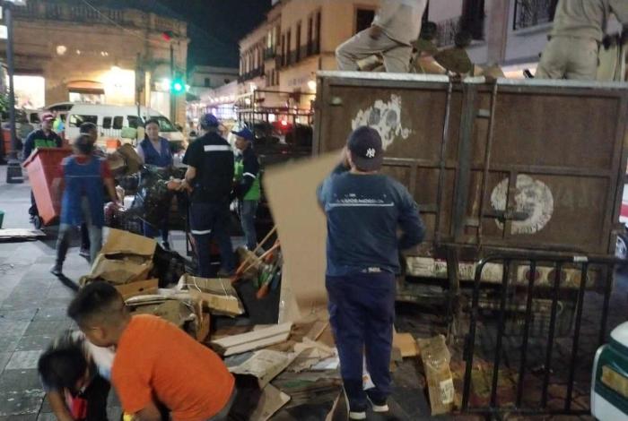Ayuntamiento de Morelia realiza operativo de limpieza en la Plaza Melchor Ocampo