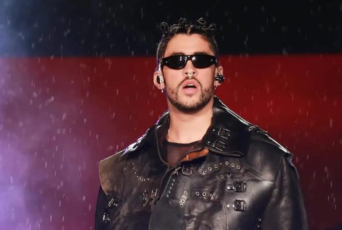 Bad Bunny sacude el Super Bowl 2026 entre amenazas de redadas del ICE y críticas a su show
