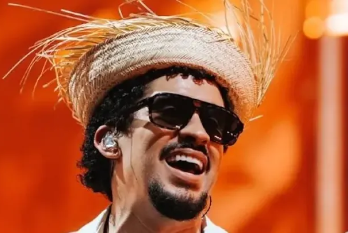 Bad Bunny sufre caída durante show de su nueva gira en México