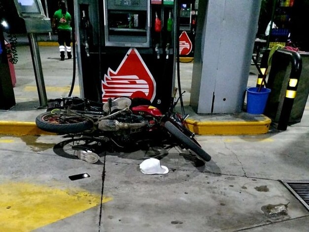 Balean a dos motociclistas mientras cargaban gasolina; hay un muerto y un herido