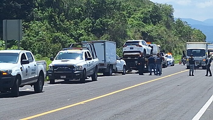 Balean a repartidores de mariscos para robarles dinero en la salida de Uruapan a la autopista