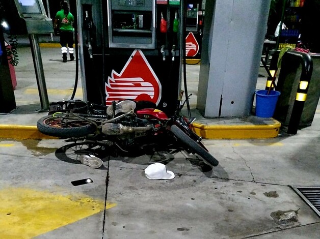 Balean a tres motociclistas cuando cargaban gasolina