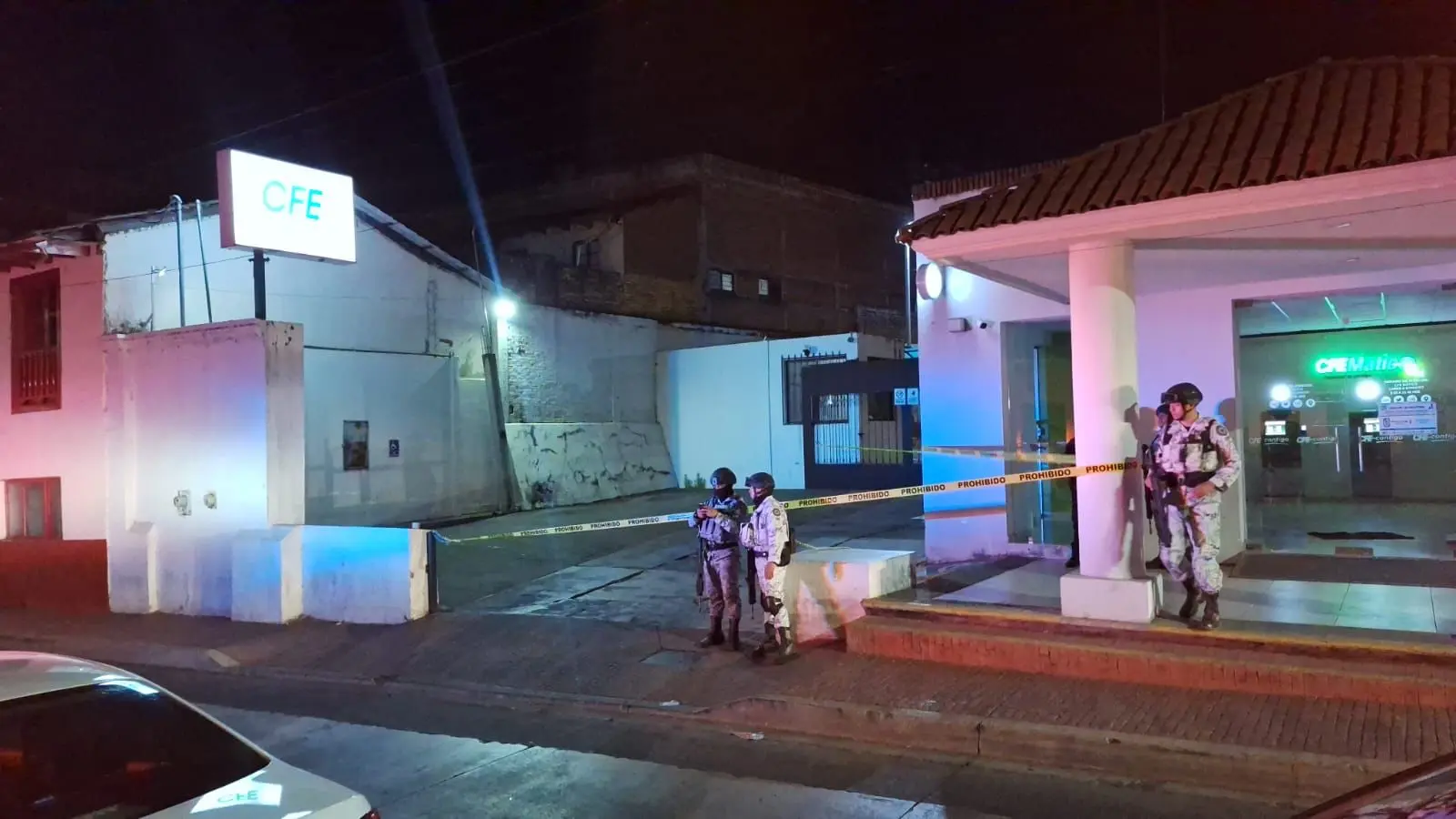 Balean un auto en la CFE de Uruapan