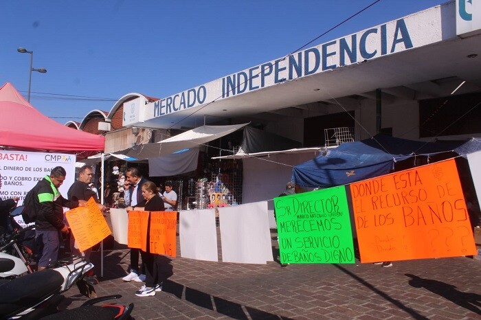 "Baños del Mercado Independencia sin agua, cobran 7 pesos", comerciantes exigen servicio digno