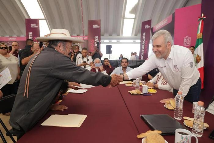 Bedolla atiende en audiencia pública a familias de Lagunillas