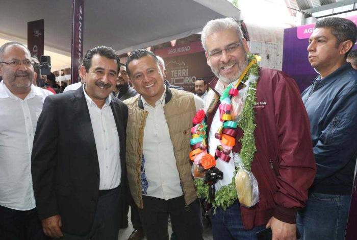 Bedolla atiende peticiones de obra, agua y campo en audiencia pública en Charo