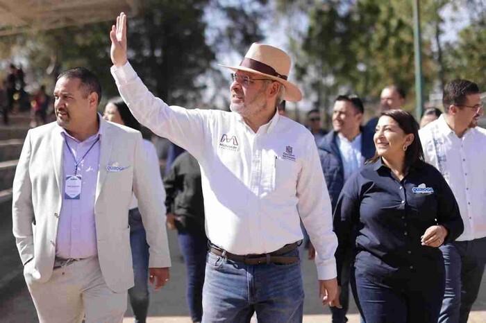 Bedolla comprometido con la paz y la seguridad; inaugura cancha en Quiroga