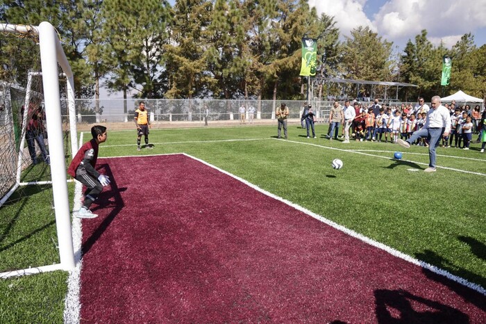 Bedolla comprometido con la paz y la seguridad; inaugura cancha en Quiroga