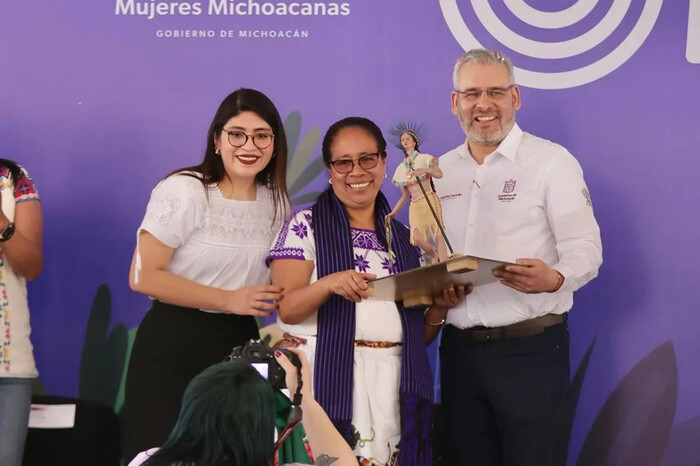 Bedolla entrega Presea Eréndira a michoacanas destacadas; por primera vez a una adolescente