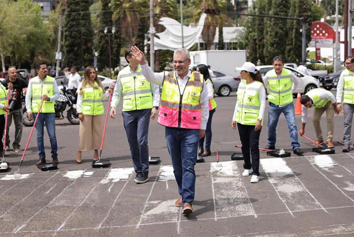 Bedolla firma iniciativa para que compraventa de motos incluya casco certificado