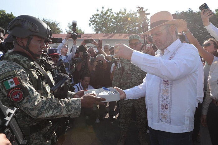 Bedolla inaugura cuartel militar en el tianguis limonero de Apatzingán