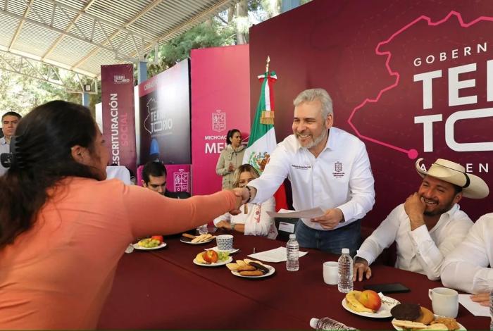 Bedolla lleva audiencia pública a Huiramba; atiende peticiones de agua, campo y obras