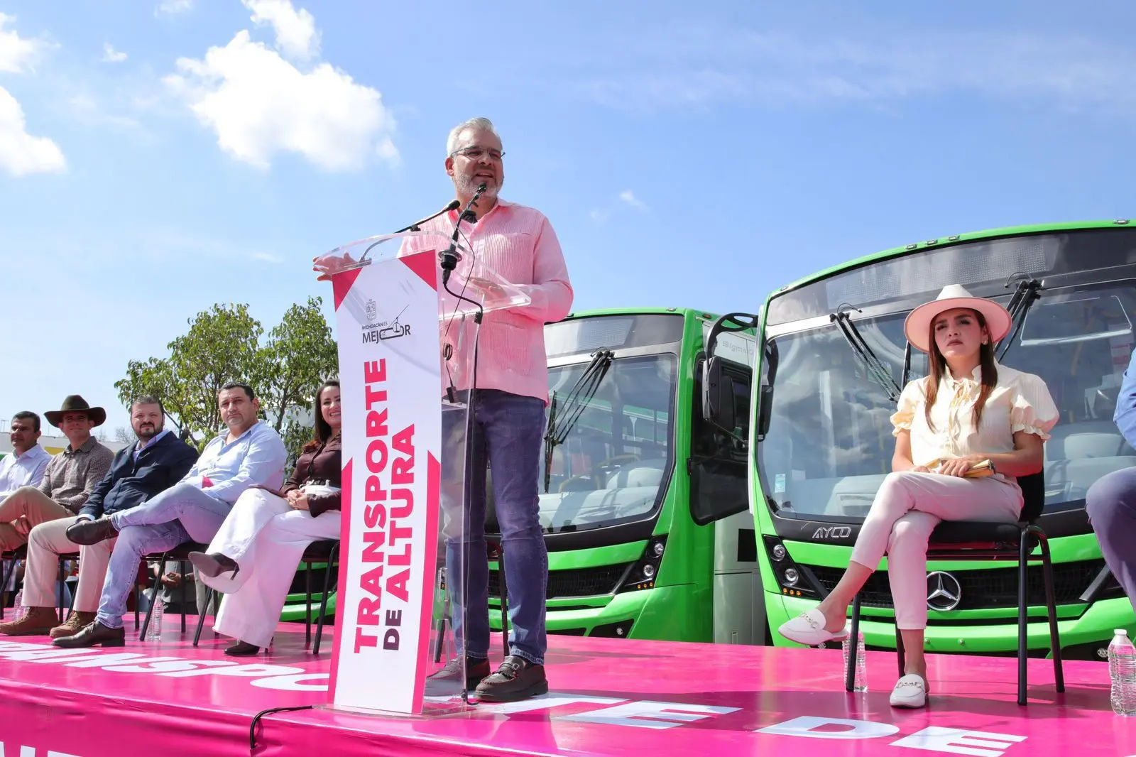 Bedolla moderniza el transporte en Uruapan; entrega primeras 80 unidades nuevas